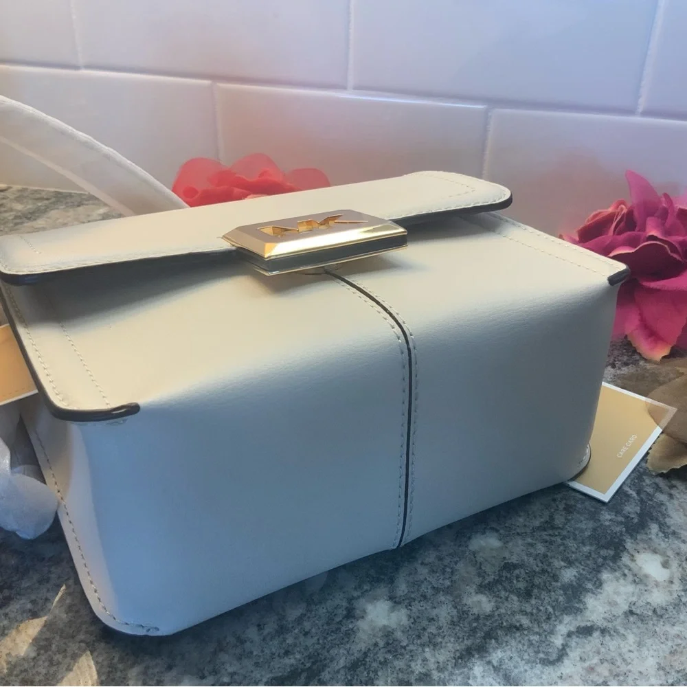 ♥️BRAND NEW/TAGS MICHAEL KORS GREAT ALL SEASON, ♥️Cream Crossbody Sonia bag. - Picture 7 of 11